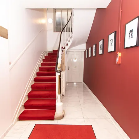 Отель Churchill Centre 2*