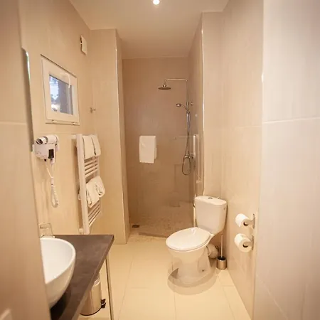 מלון Churchill Centre 2*