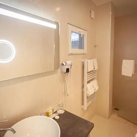 Churchill Centre מלון 2*